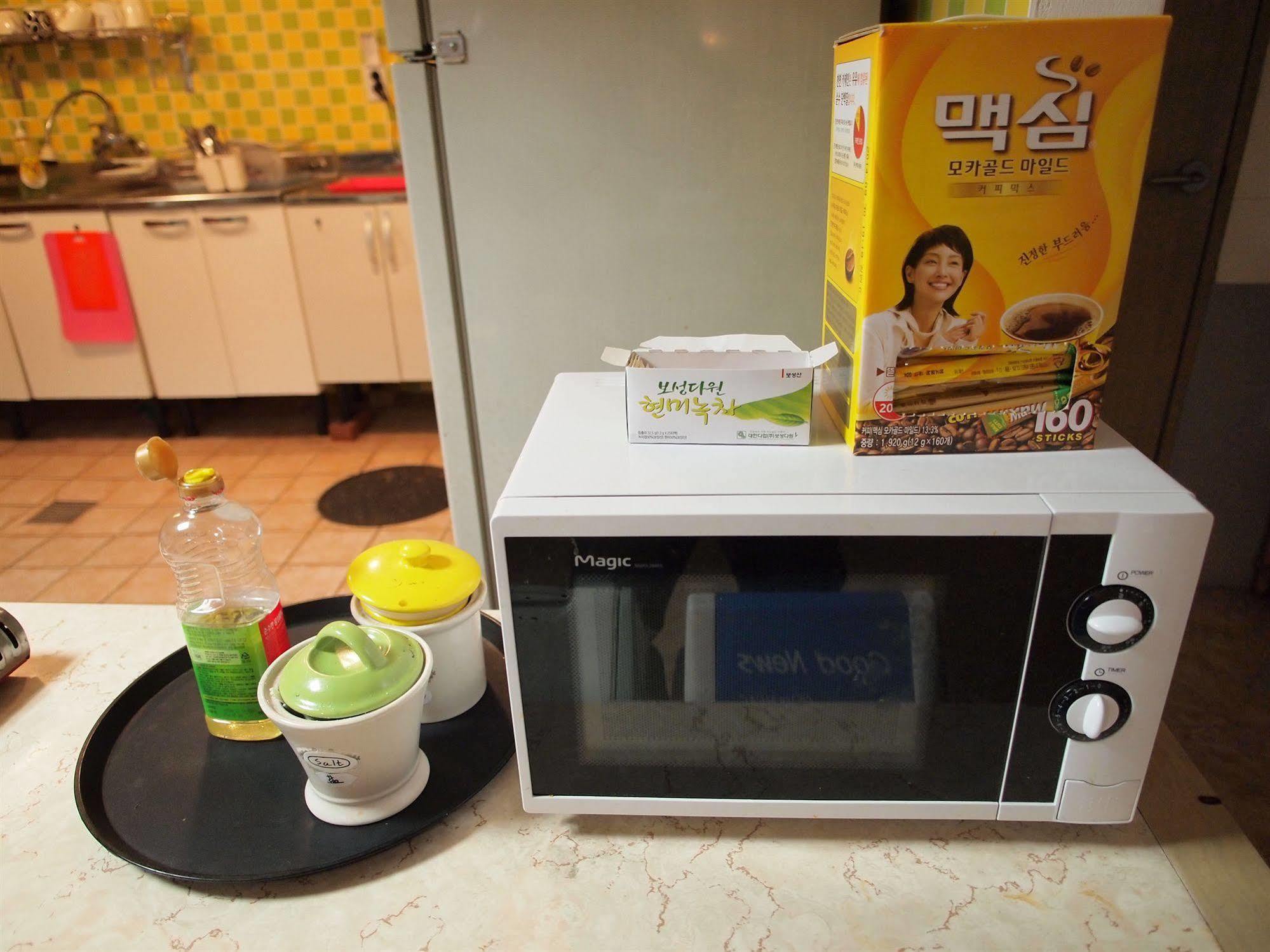 Shinchon Hostel Сеул Экстерьер фото